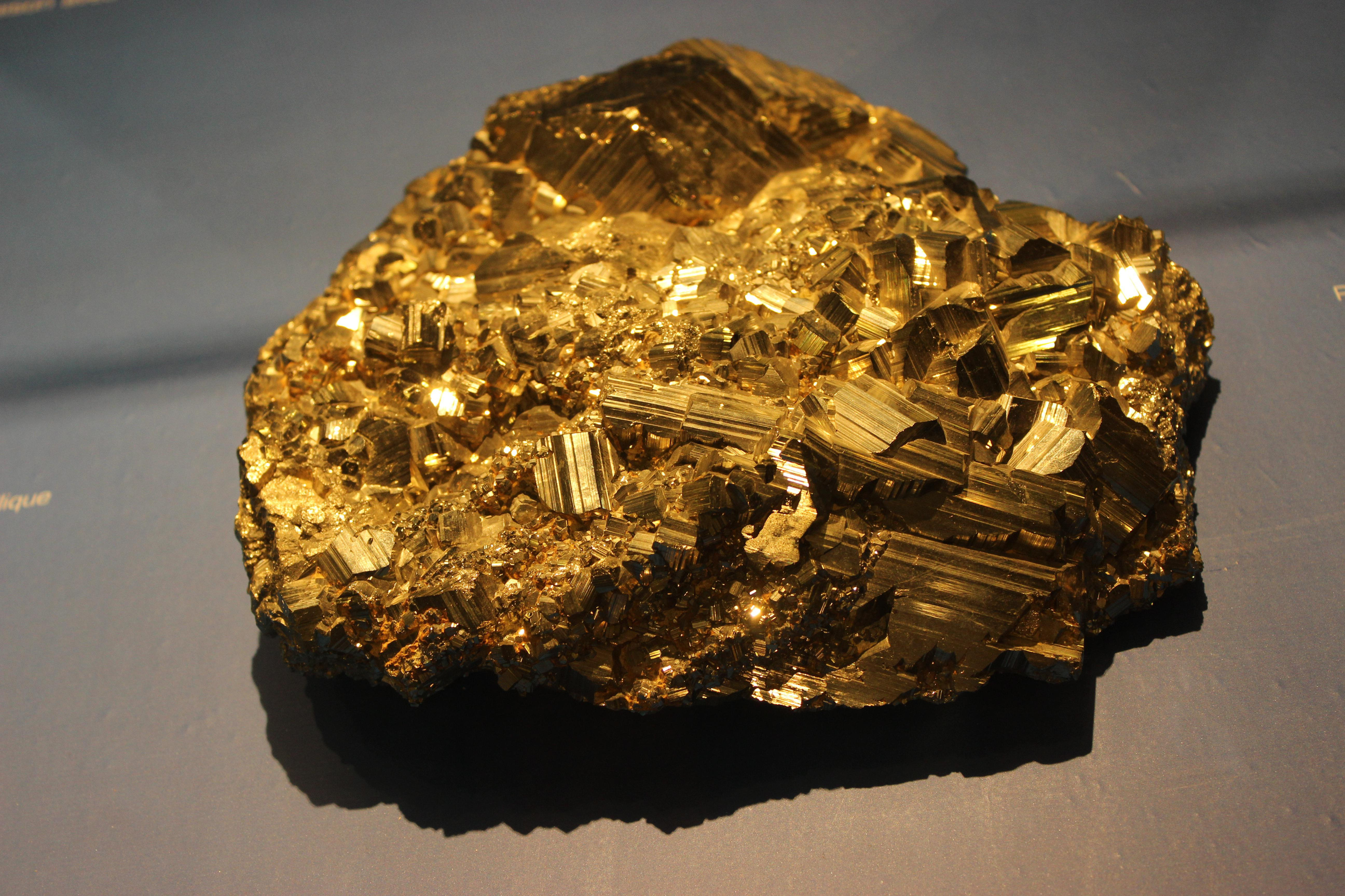 Raw gold-bearing ore